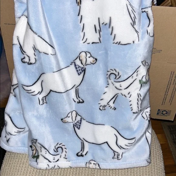 BNWT Baby Blue Dog Plush Throw - Picture 3 of 3